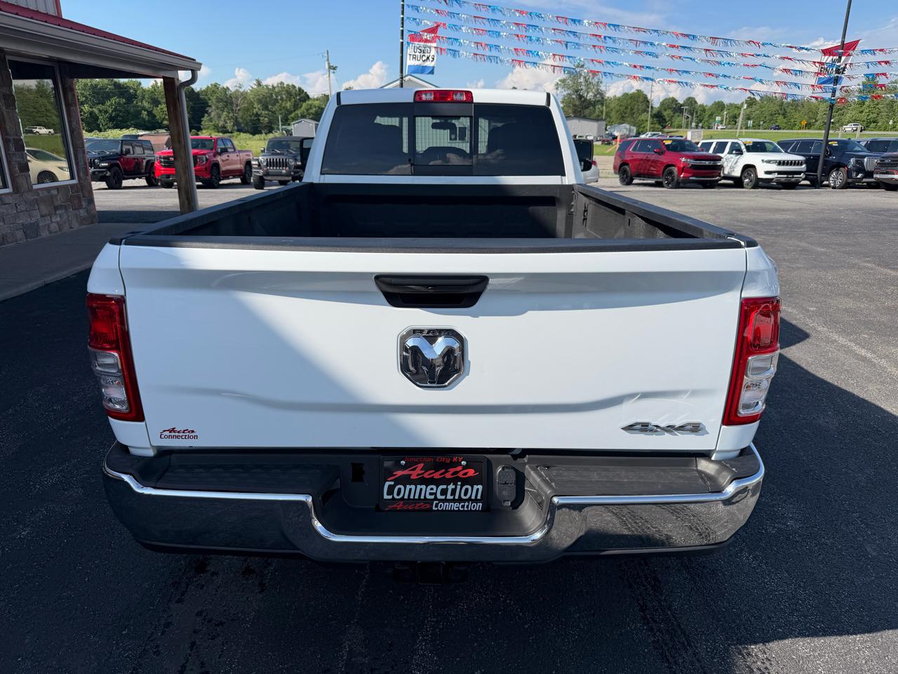RAM 3500 Tradesman 4x4 Crew Cab 8' Box 2023