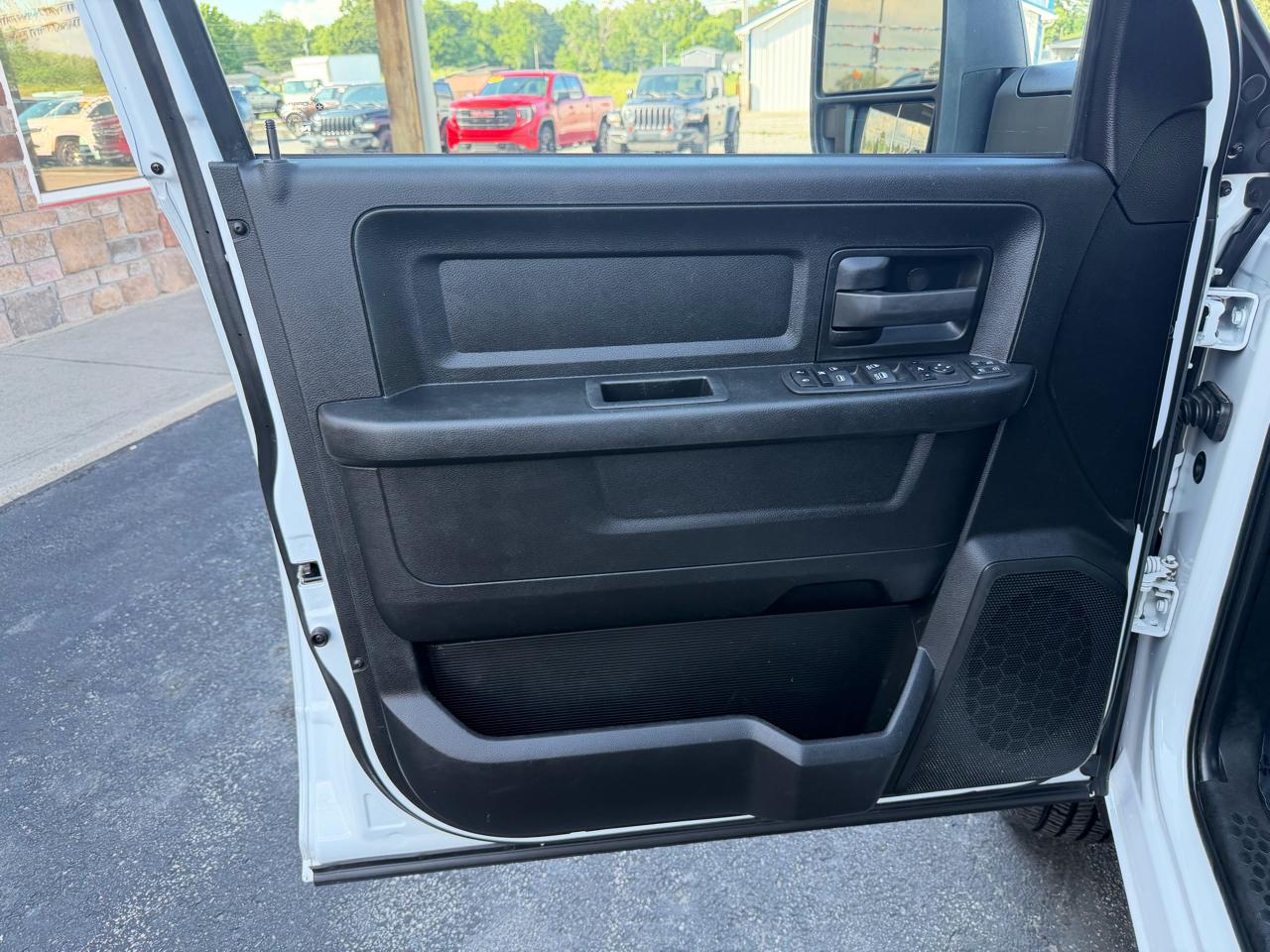 RAM 3500 Tradesman 4x4 Crew Cab 8' Box 2023