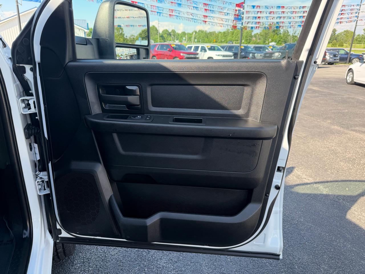 RAM 3500 Tradesman 4x4 Crew Cab 8' Box 2023