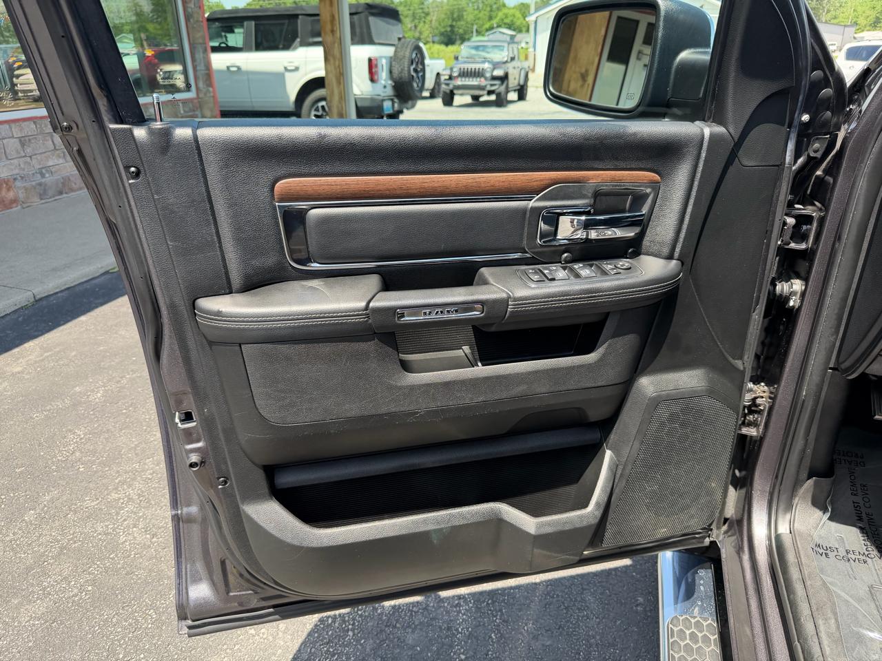 RAM 1500 Laramie 4x4 Crew Cab 5'7" Box 2017