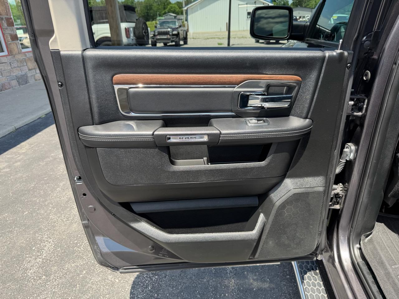 RAM 1500 Laramie 4x4 Crew Cab 5'7" Box 2017