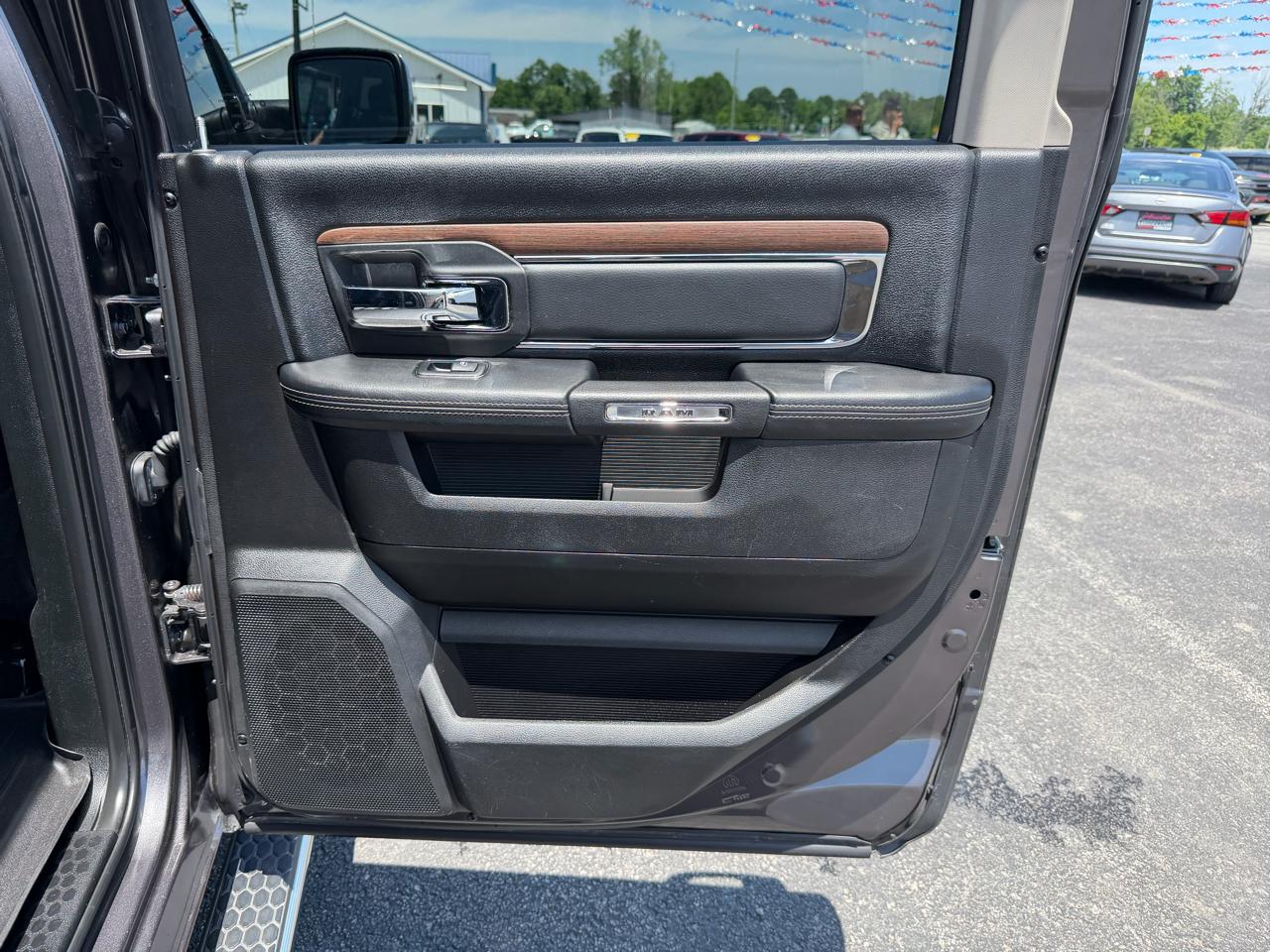 RAM 1500 Laramie 4x4 Crew Cab 5'7" Box 2017