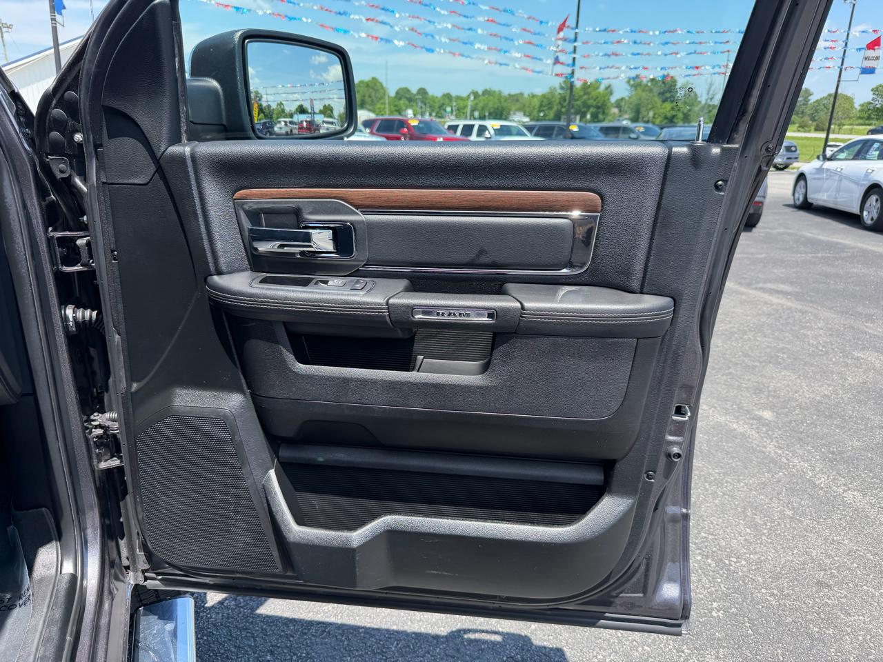 RAM 1500 Laramie 4x4 Crew Cab 5'7" Box 2017