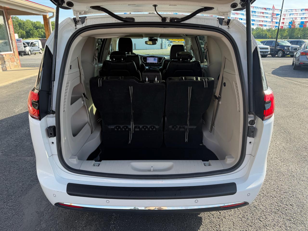 Chrysler Pacifica Touring L FWD 2023