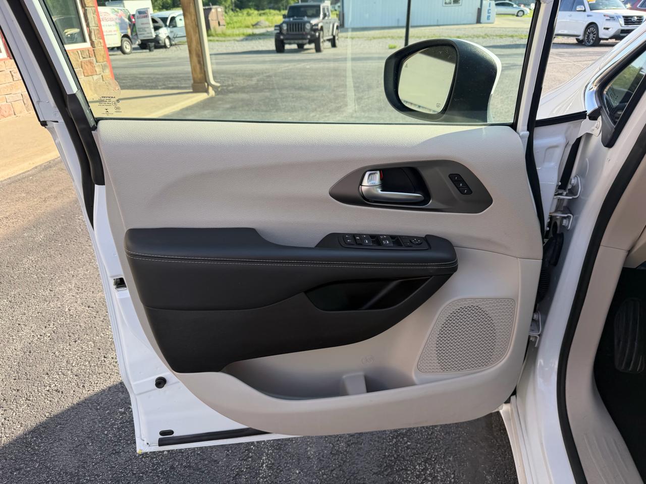 Chrysler Pacifica Touring L FWD 2023