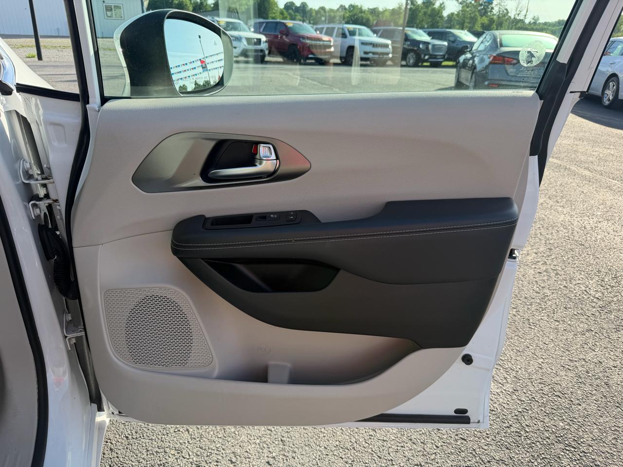 Chrysler Pacifica Touring L FWD 2023