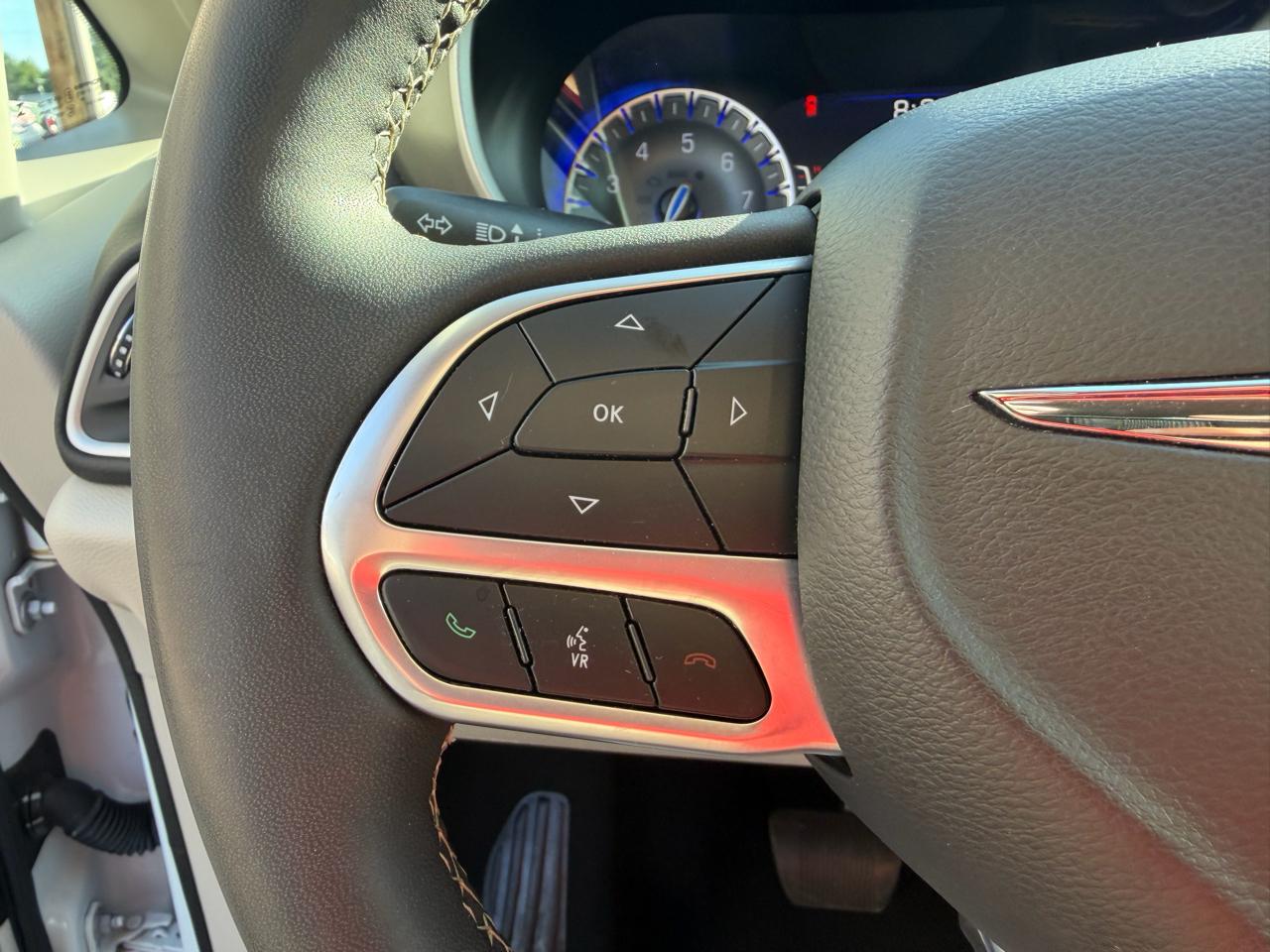 Chrysler Pacifica Touring L FWD 2023