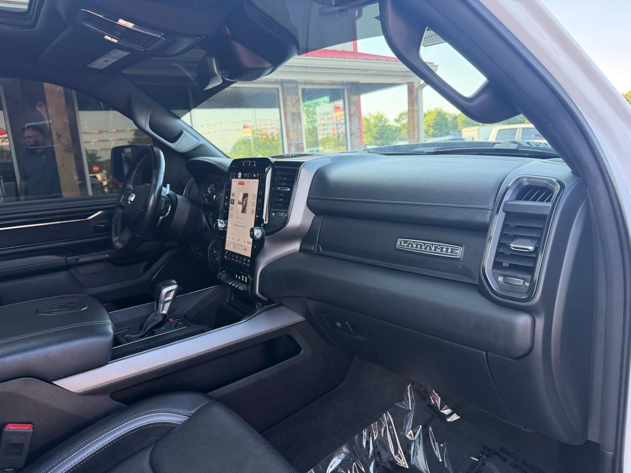 RAM 1500 Laramie 4x4 Crew Cab 5'7" Box 2022