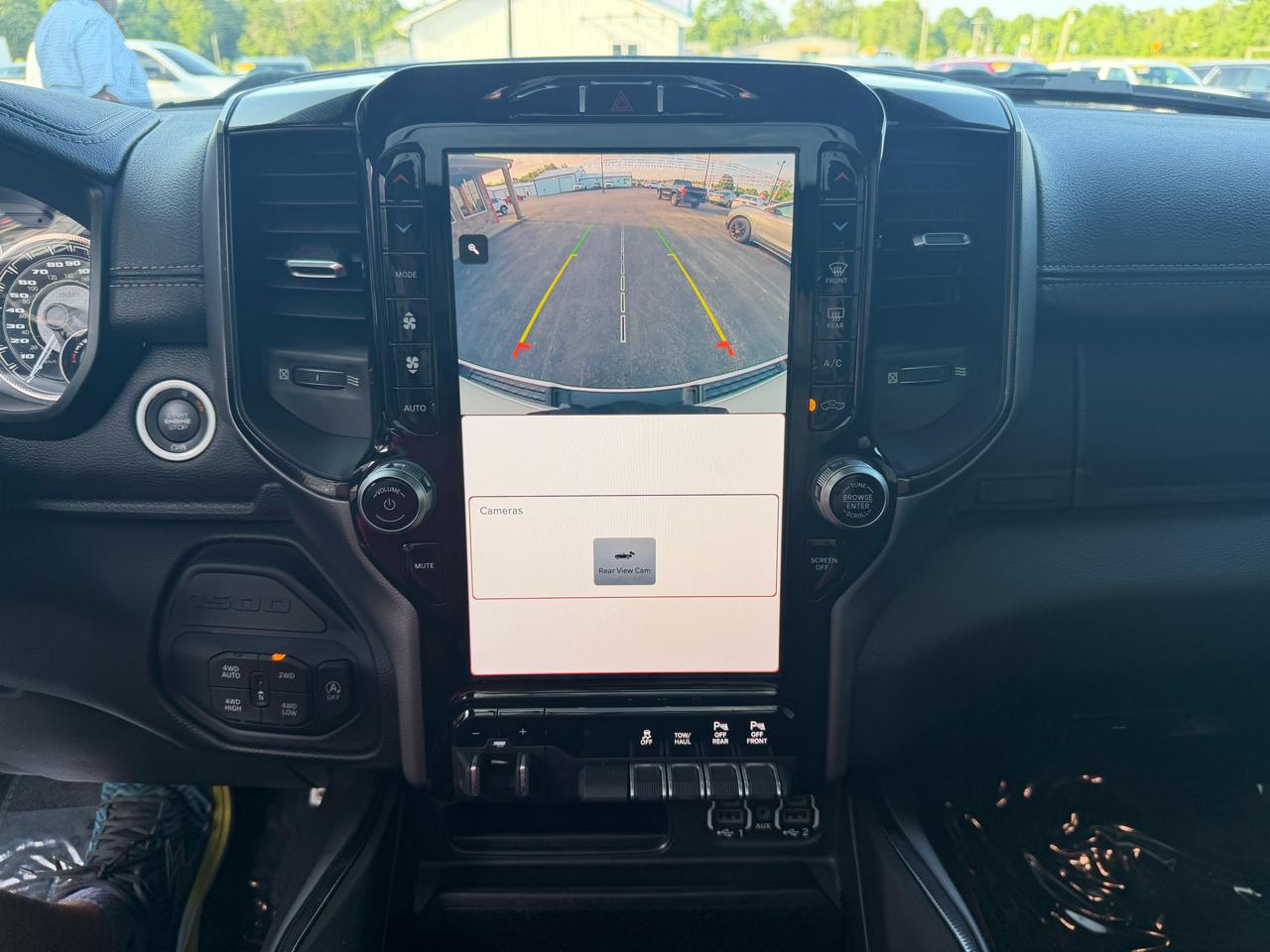 RAM 1500 Laramie 4x4 Crew Cab 5'7" Box 2022