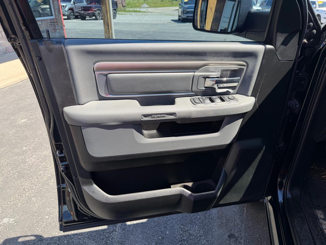 RAM 1500 2WD Crew Cab 140.5" Big Horn 2013
