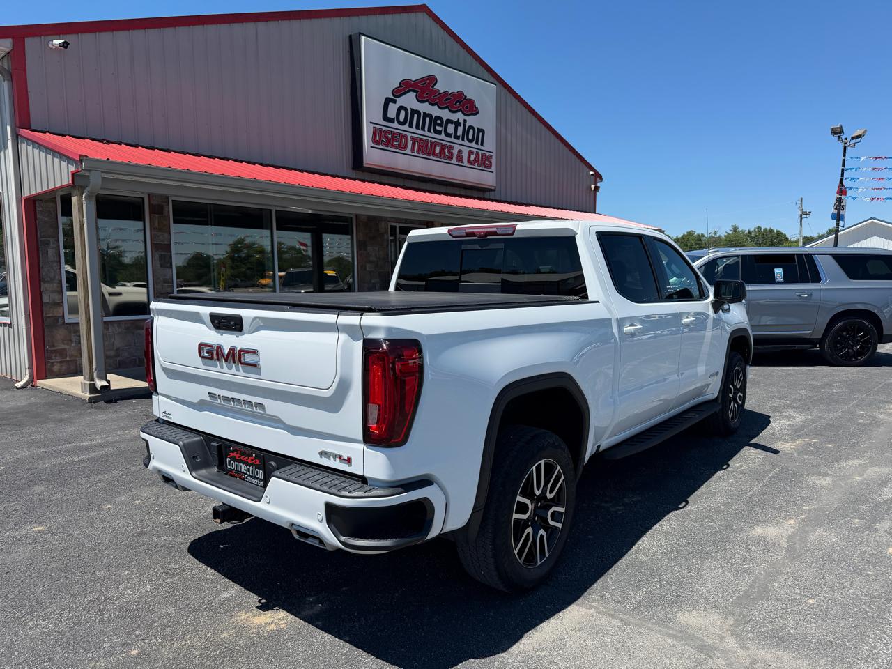 GMC Sierra 1500 4WD Crew Cab 147" AT4 2023