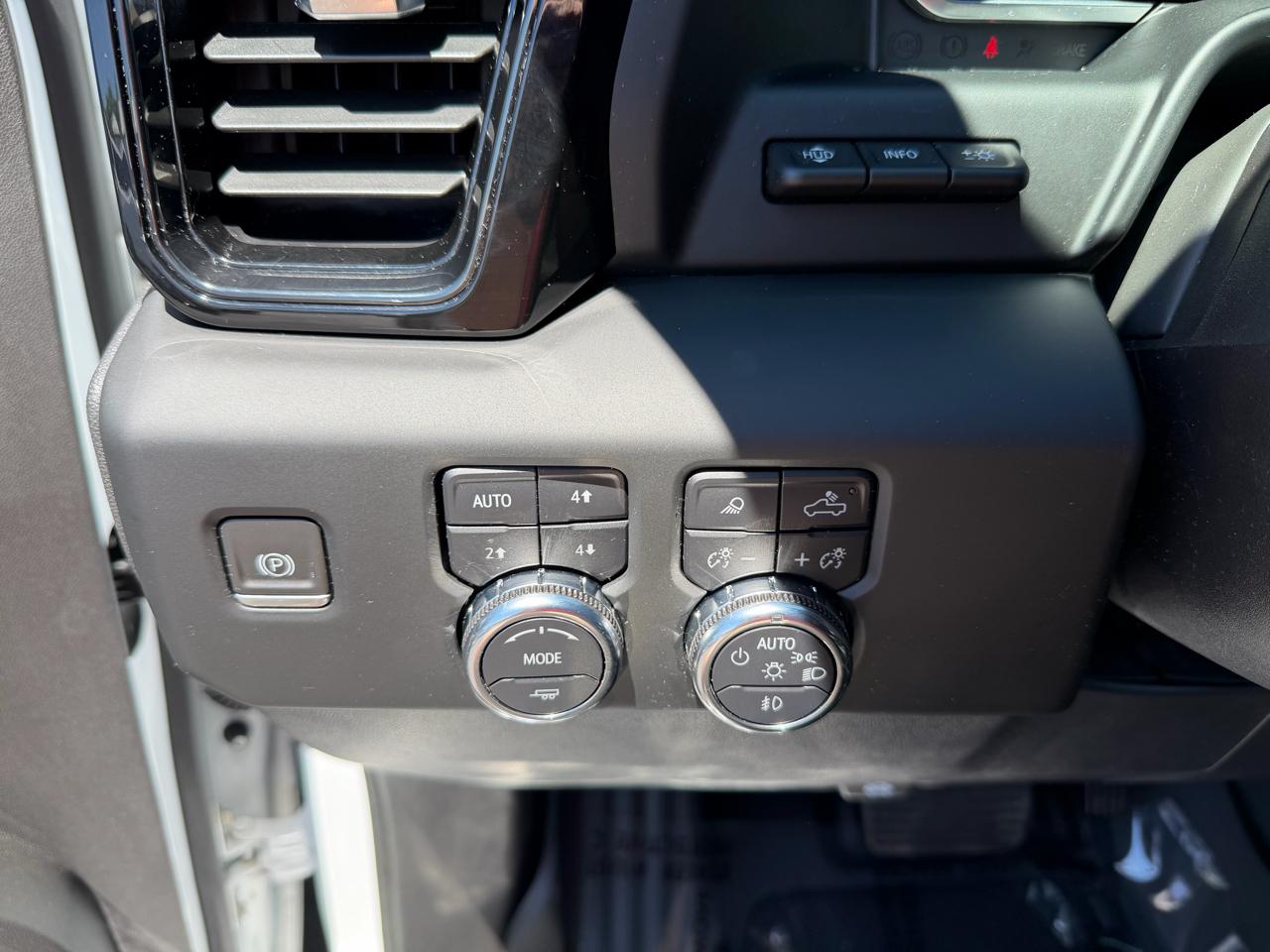 GMC Sierra 1500 4WD Crew Cab 147" AT4 2023