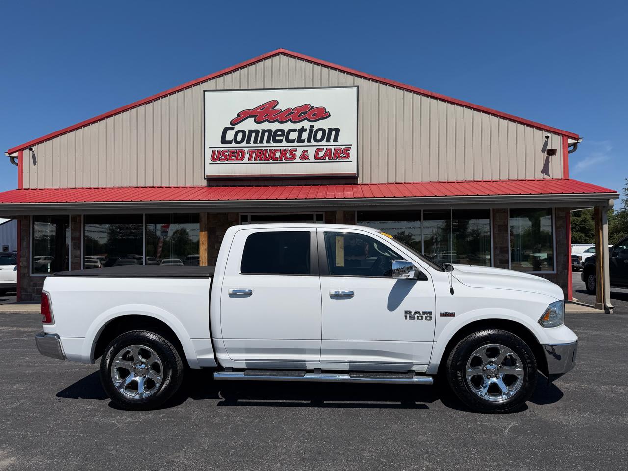 RAM 1500 4WD Crew Cab 140.5" Laramie 2015