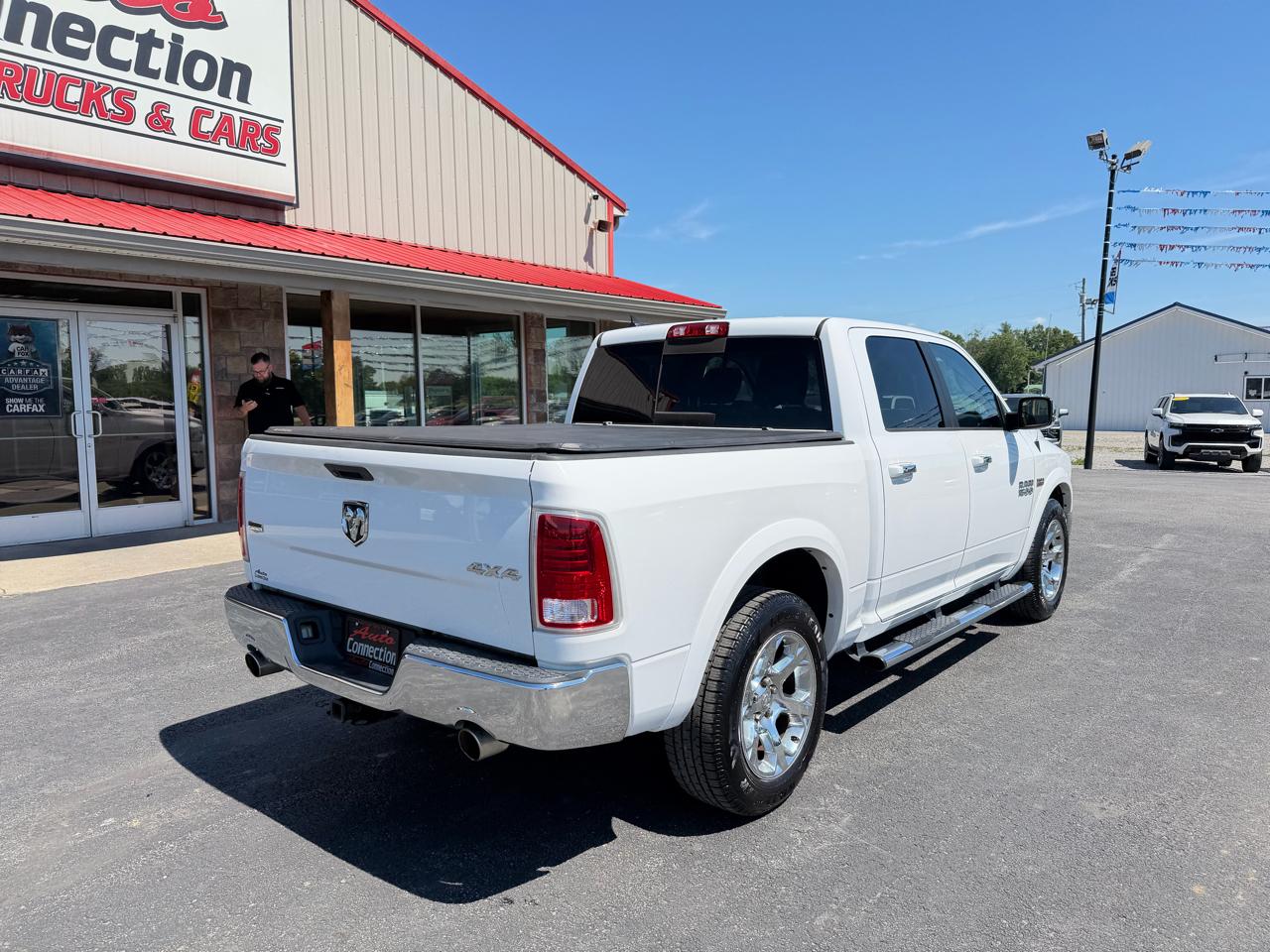 RAM 1500 4WD Crew Cab 140.5" Laramie 2015