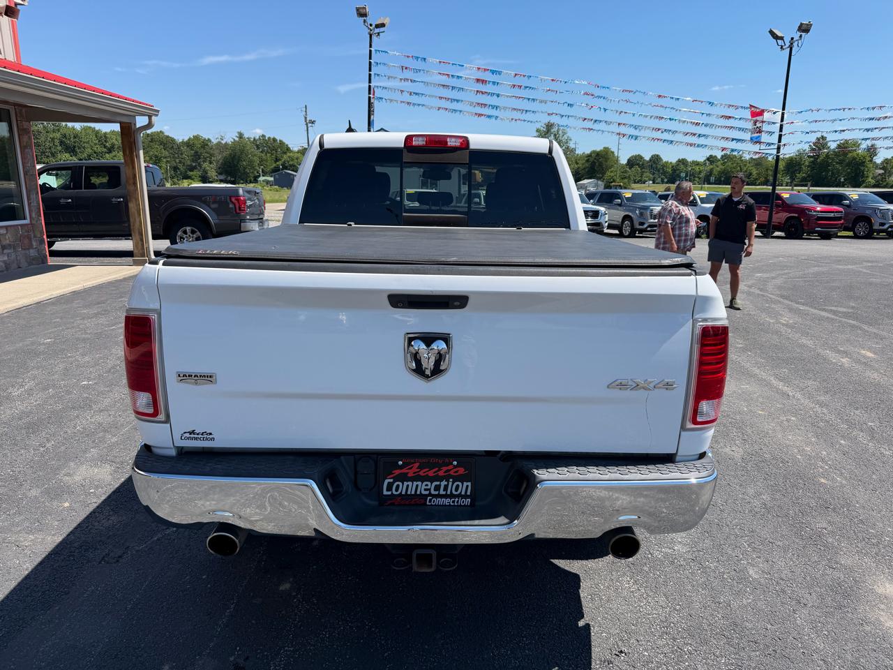 RAM 1500 4WD Crew Cab 140.5" Laramie 2015