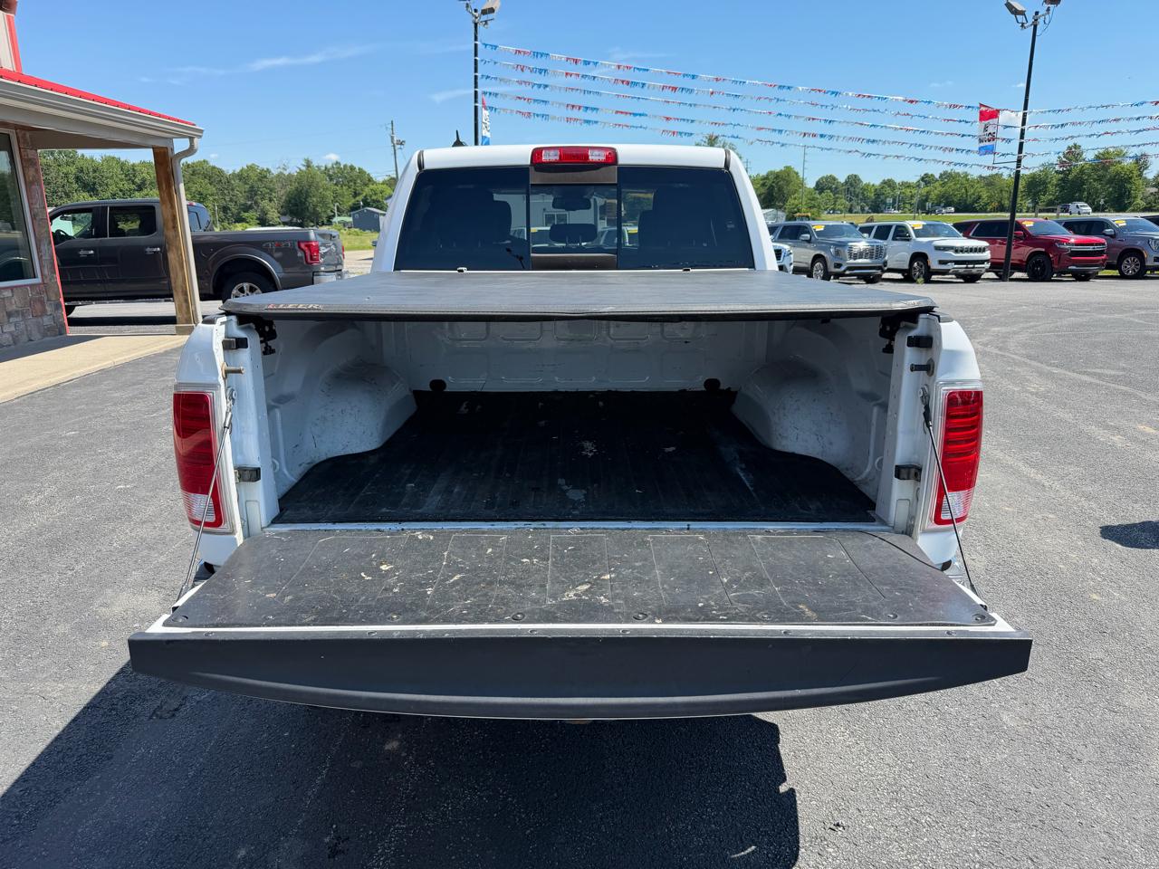 RAM 1500 4WD Crew Cab 140.5" Laramie 2015