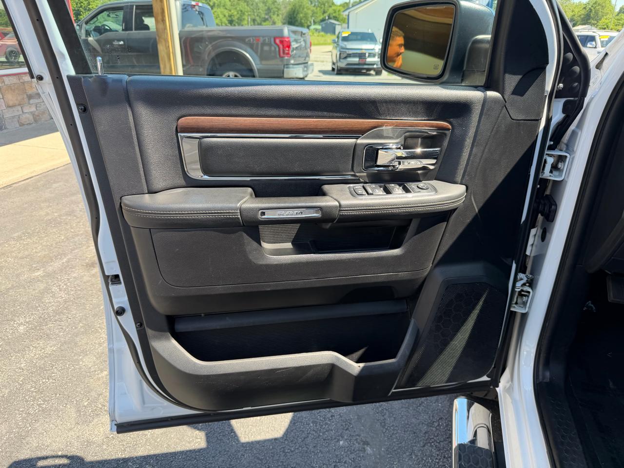 RAM 1500 4WD Crew Cab 140.5" Laramie 2015