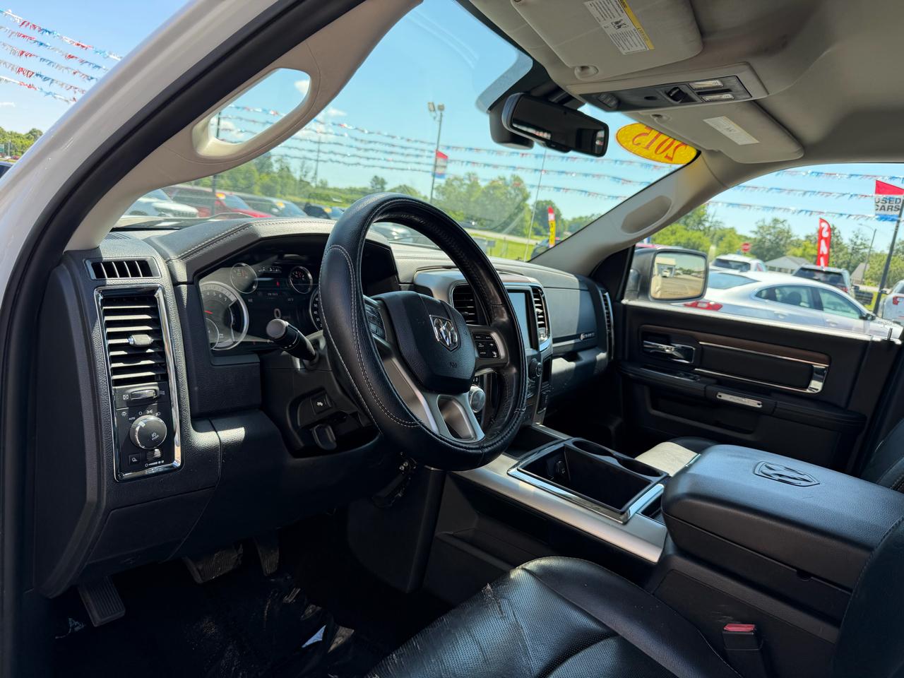 RAM 1500 4WD Crew Cab 140.5" Laramie 2015