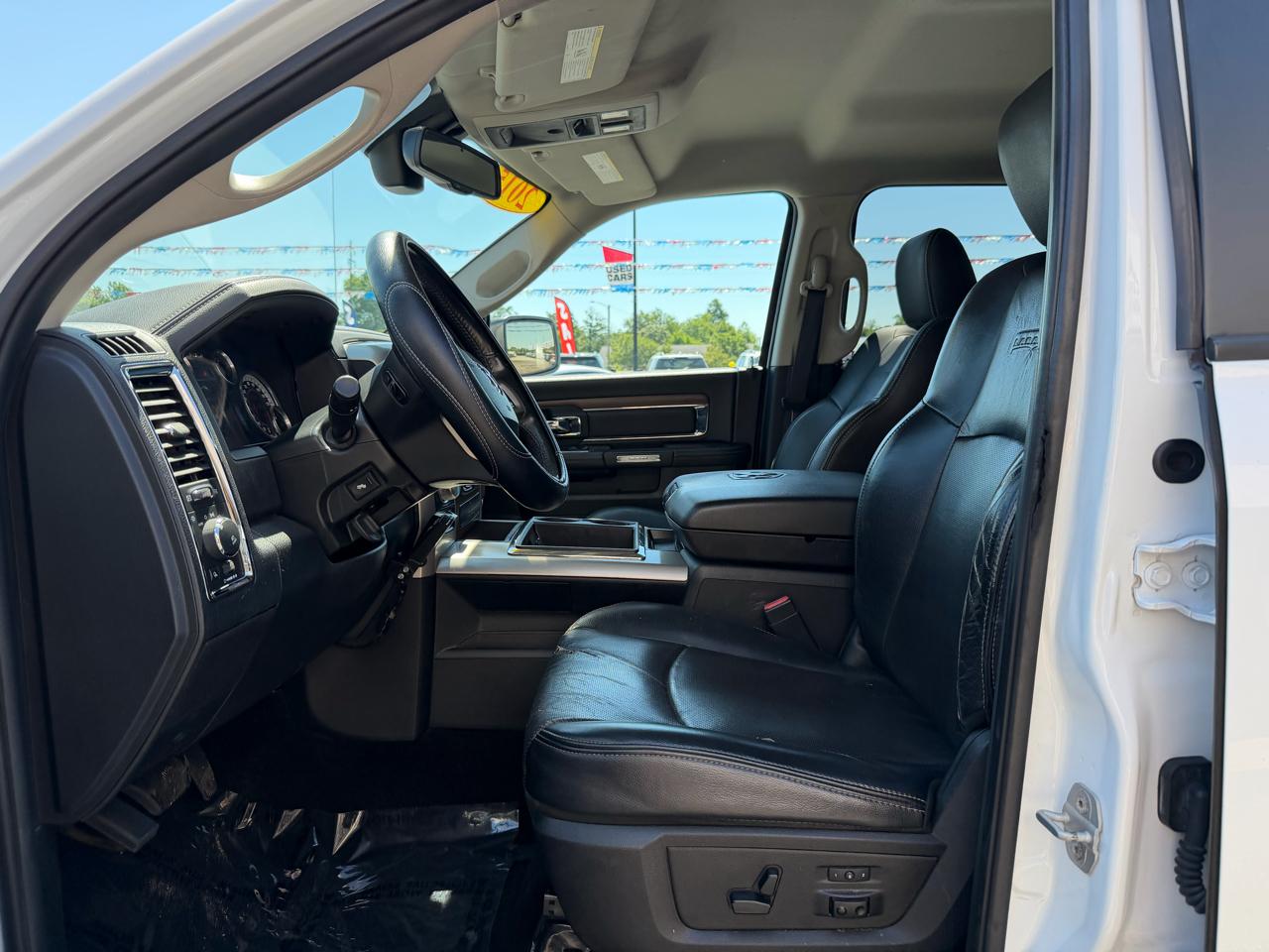 RAM 1500 4WD Crew Cab 140.5" Laramie 2015
