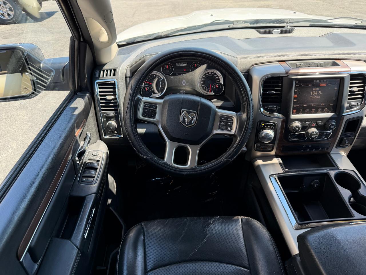 RAM 1500 4WD Crew Cab 140.5" Laramie 2015