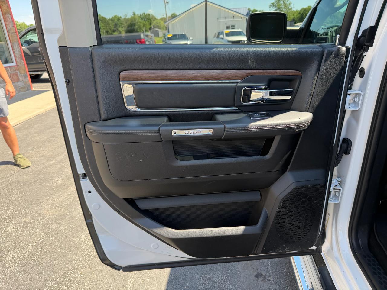 RAM 1500 4WD Crew Cab 140.5" Laramie 2015