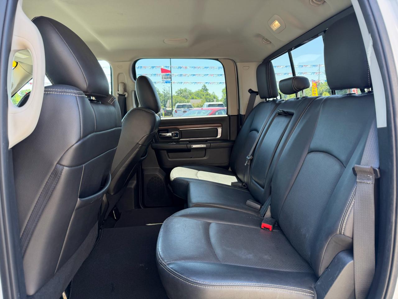RAM 1500 4WD Crew Cab 140.5" Laramie 2015