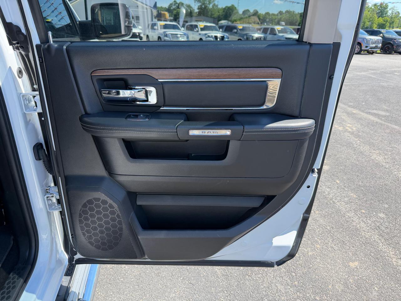 RAM 1500 4WD Crew Cab 140.5" Laramie 2015
