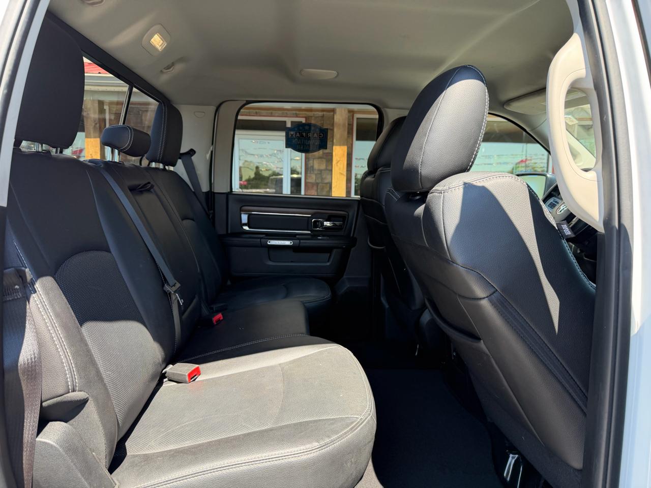 RAM 1500 4WD Crew Cab 140.5" Laramie 2015