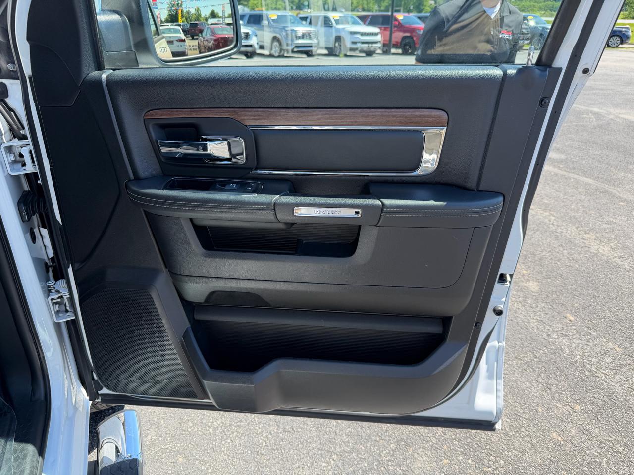 RAM 1500 4WD Crew Cab 140.5" Laramie 2015