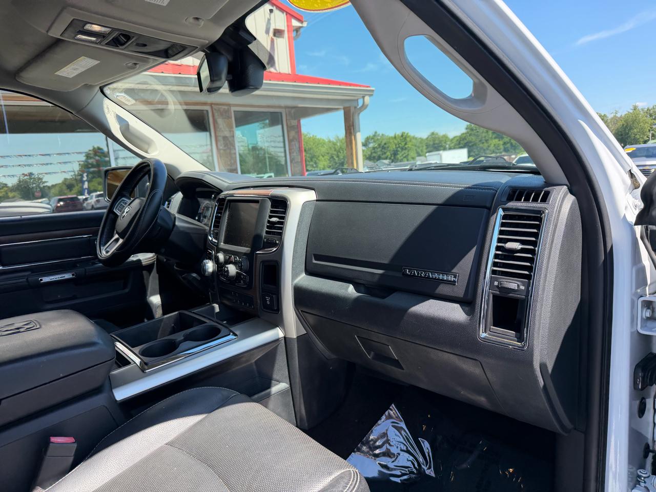 RAM 1500 4WD Crew Cab 140.5" Laramie 2015