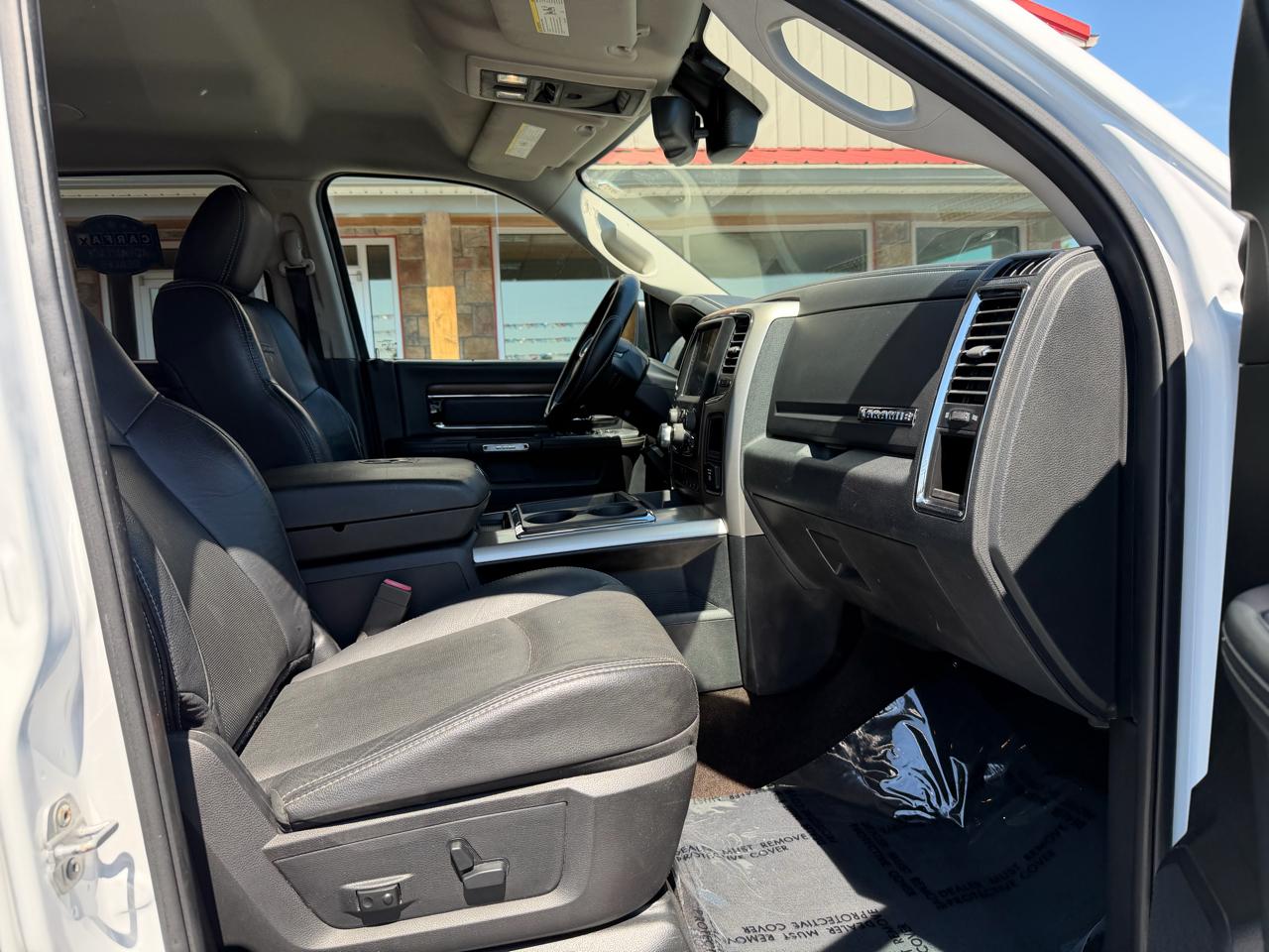 RAM 1500 4WD Crew Cab 140.5" Laramie 2015