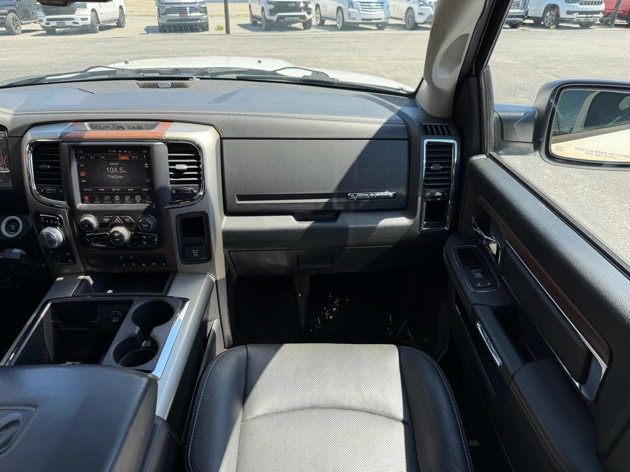 RAM 1500 4WD Crew Cab 140.5" Laramie 2015
