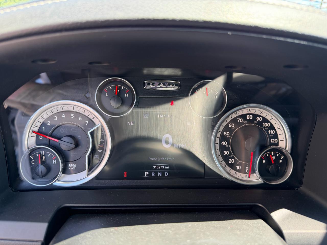 RAM 1500 4WD Crew Cab 140.5" Laramie 2015