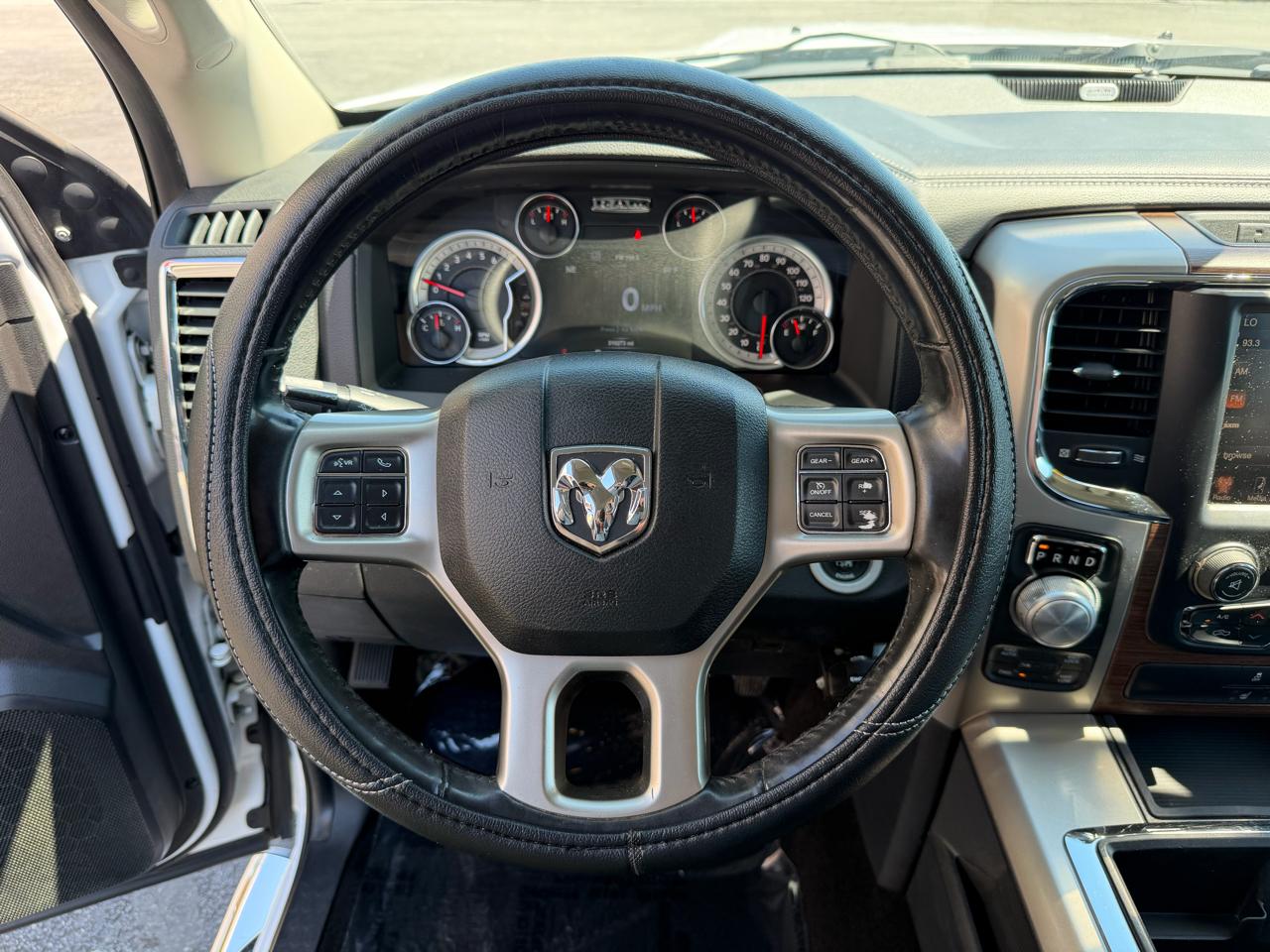 RAM 1500 4WD Crew Cab 140.5" Laramie 2015