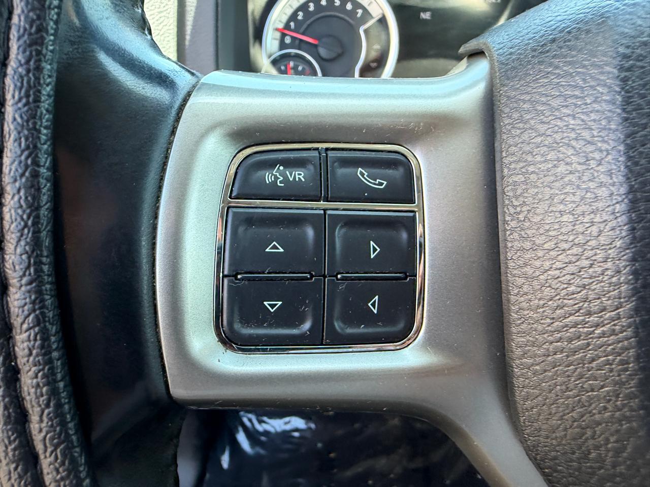 RAM 1500 4WD Crew Cab 140.5" Laramie 2015