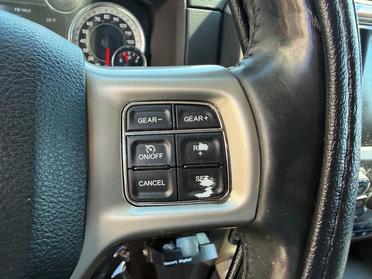 RAM 1500 4WD Crew Cab 140.5" Laramie 2015