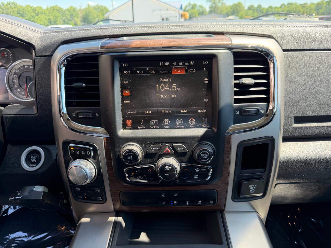 RAM 1500 4WD Crew Cab 140.5" Laramie 2015