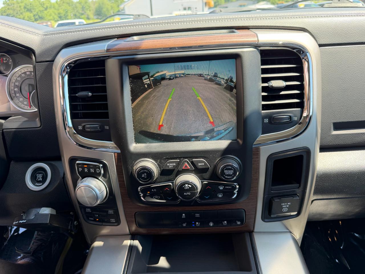 RAM 1500 4WD Crew Cab 140.5" Laramie 2015