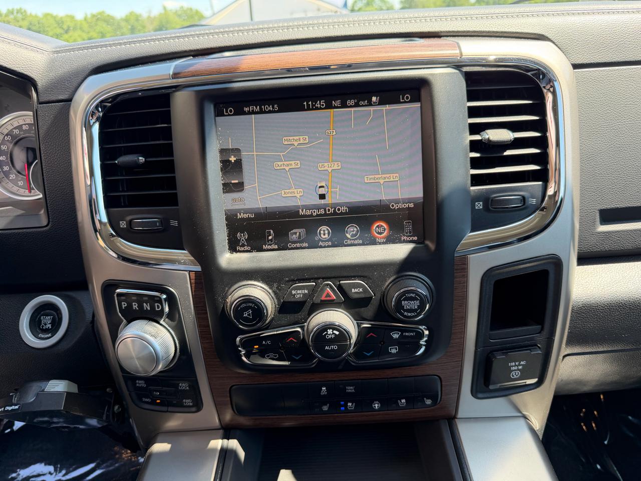 RAM 1500 4WD Crew Cab 140.5" Laramie 2015