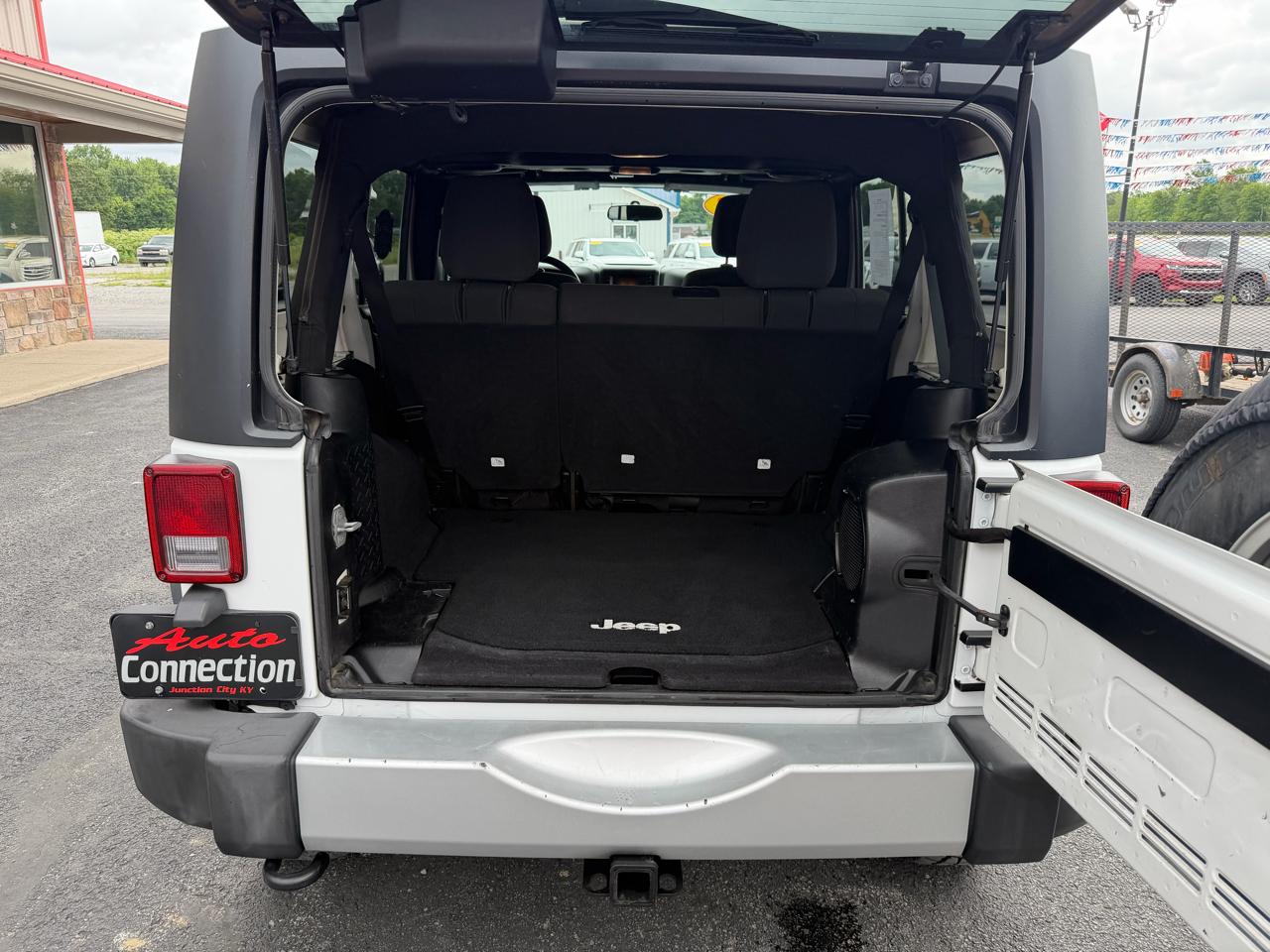 Jeep Wrangler Unlimited 4WD 4dr Sahara 2012