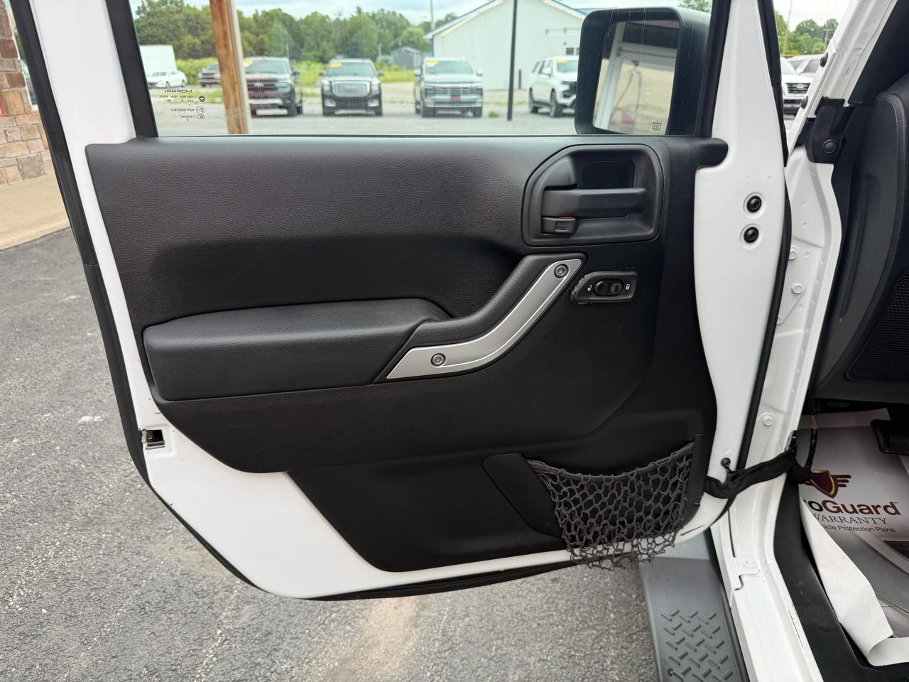 Jeep Wrangler Unlimited 4WD 4dr Sahara 2012