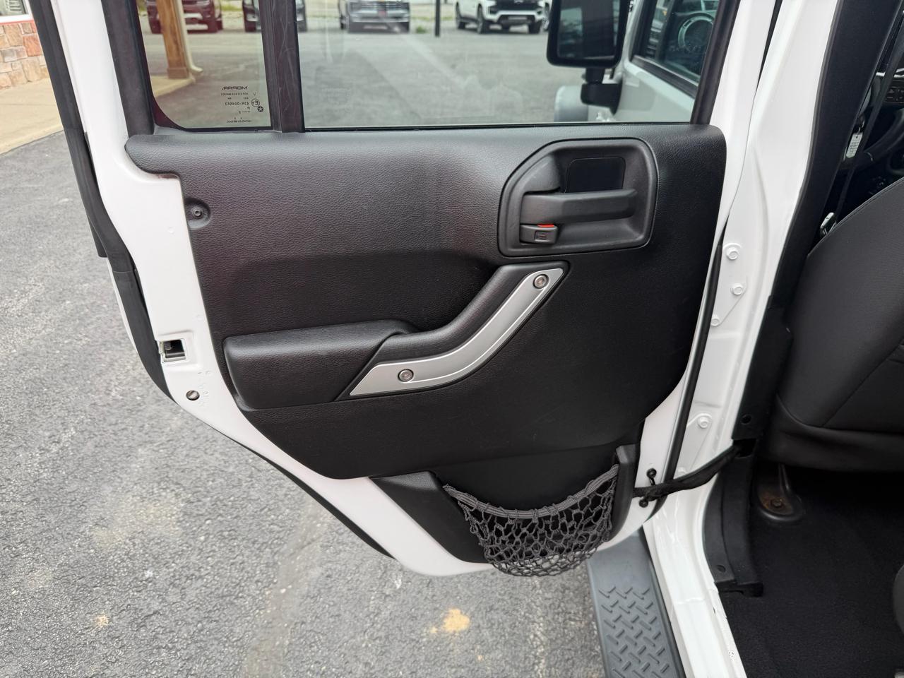 Jeep Wrangler Unlimited 4WD 4dr Sahara 2012