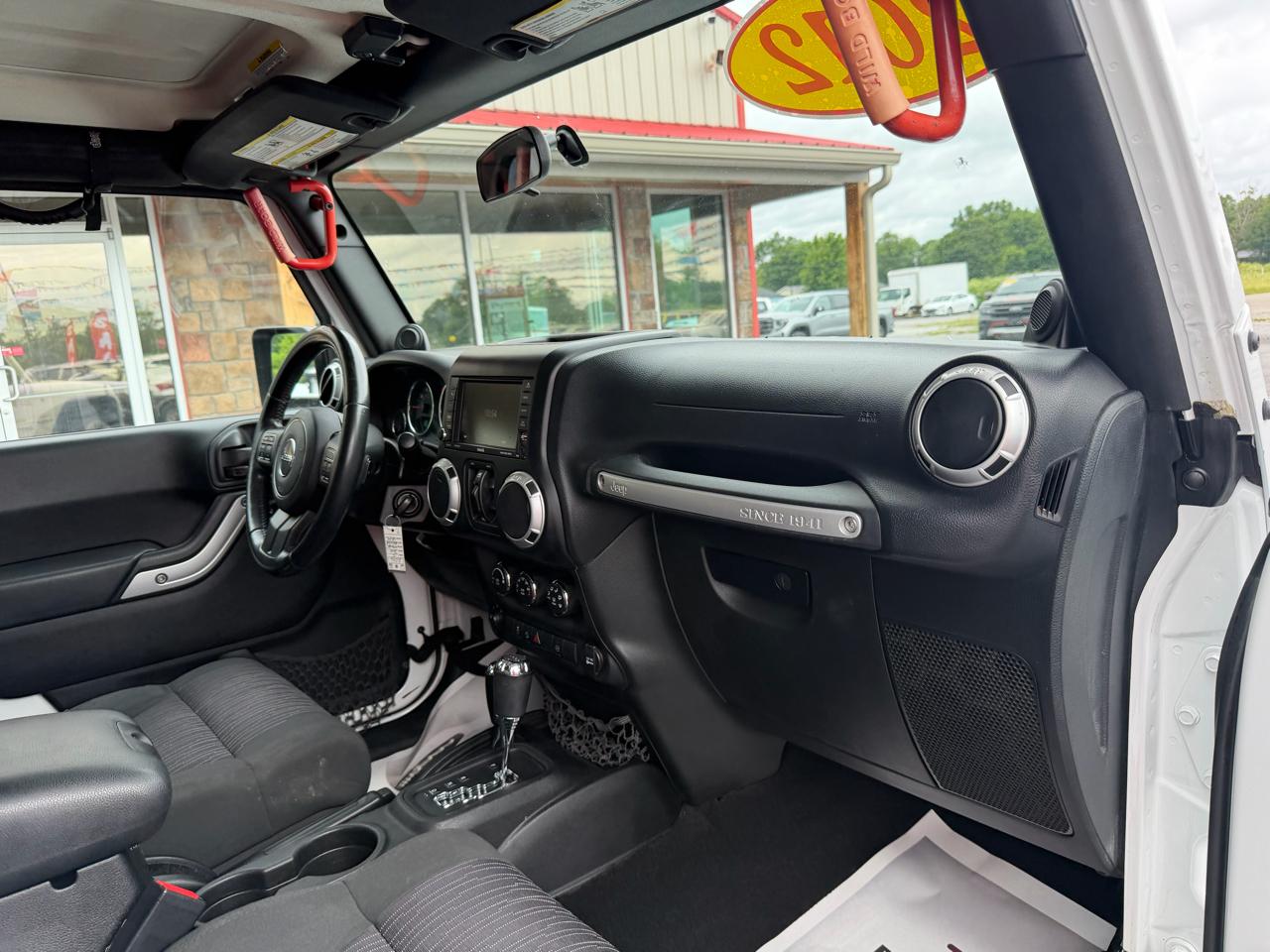 Jeep Wrangler Unlimited 4WD 4dr Sahara 2012