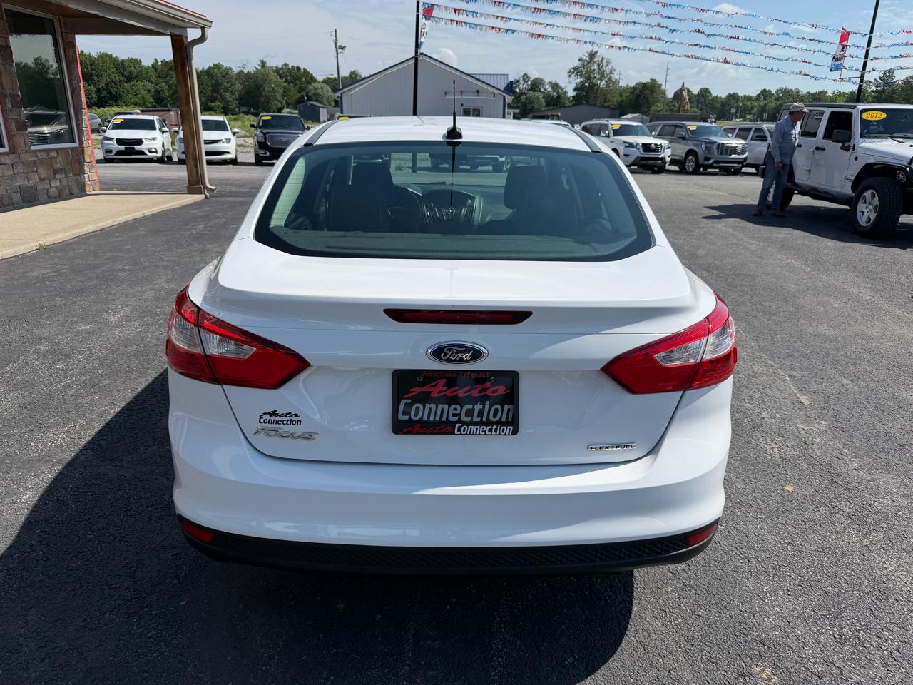 Ford Focus 4dr Sdn S 2014