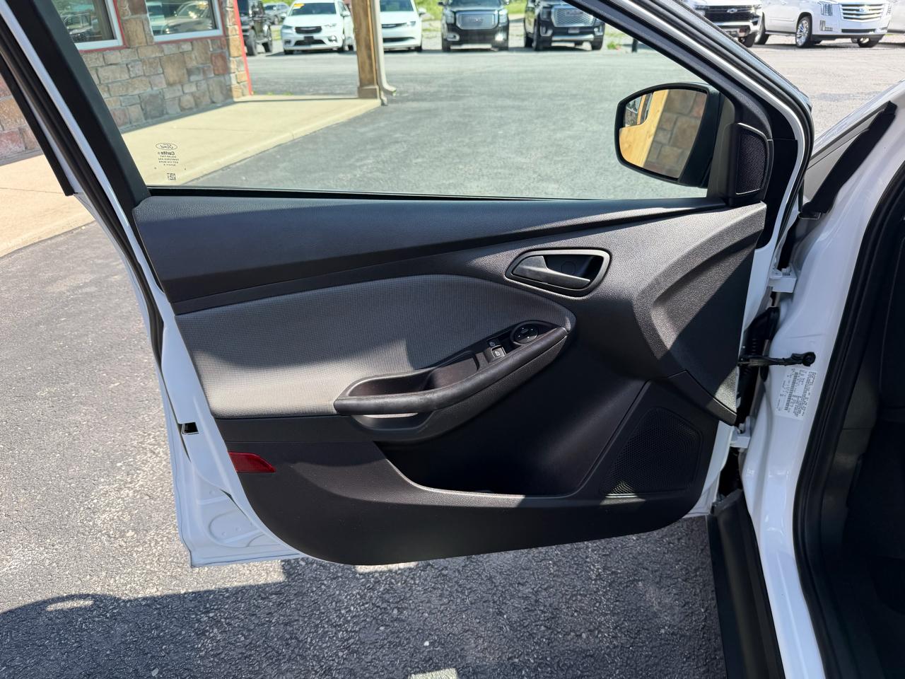 Ford Focus 4dr Sdn S 2014