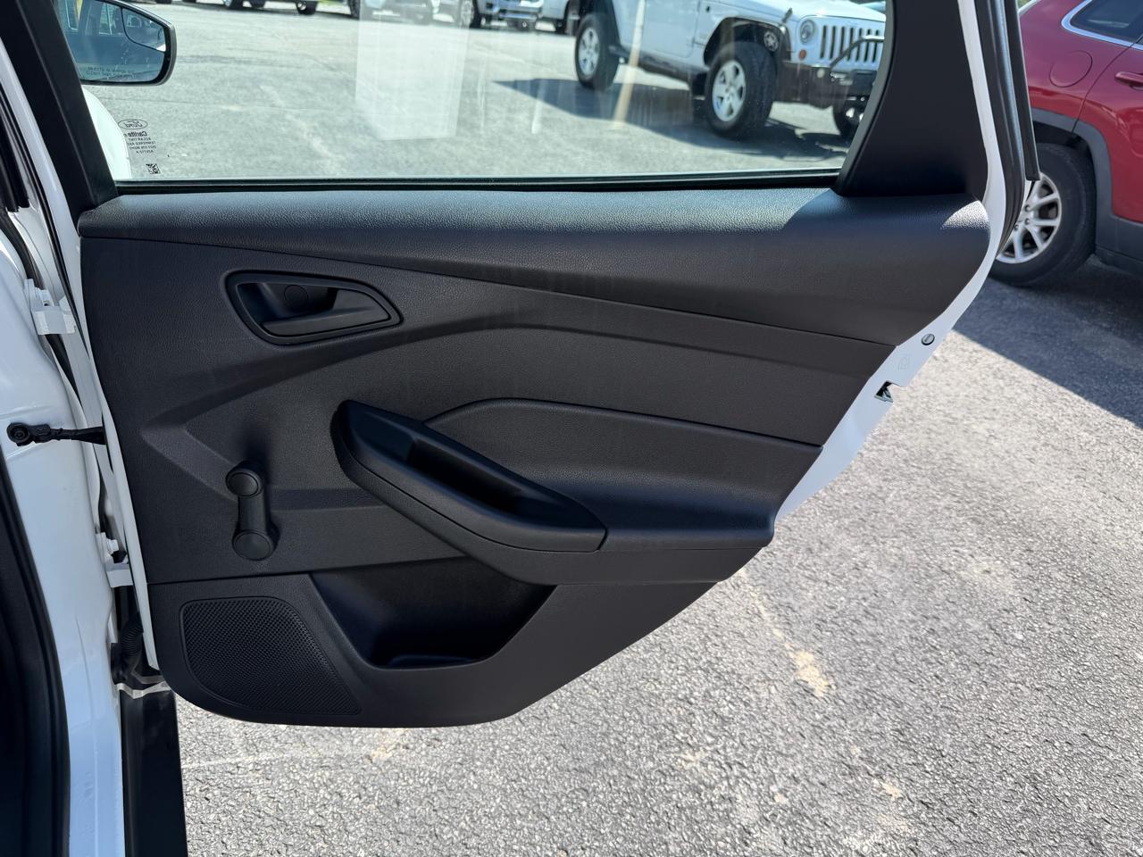 Ford Focus 4dr Sdn S 2014
