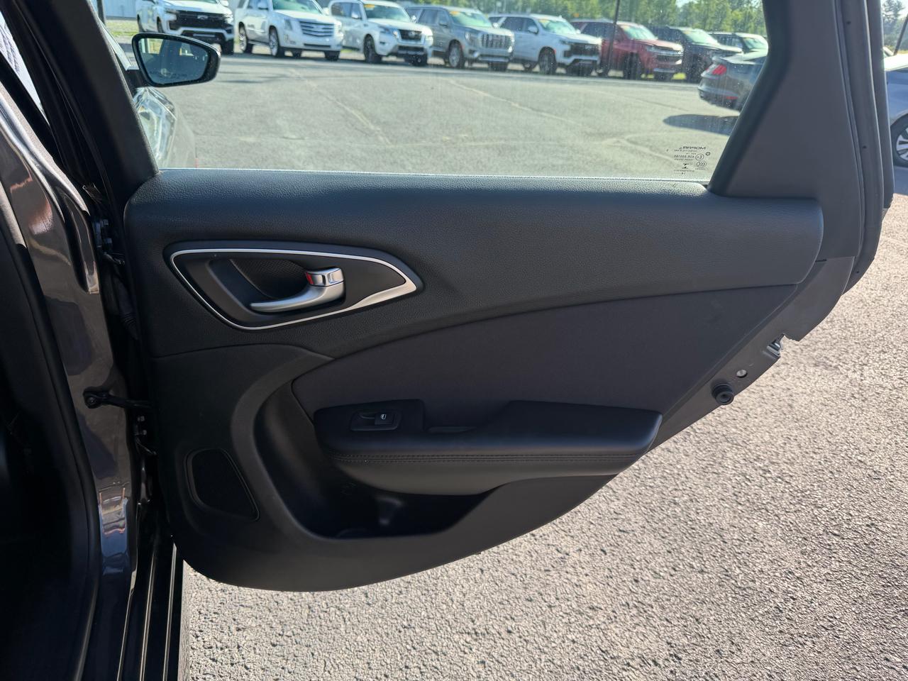 Chrysler 200 4dr Sdn Limited FWD 2015