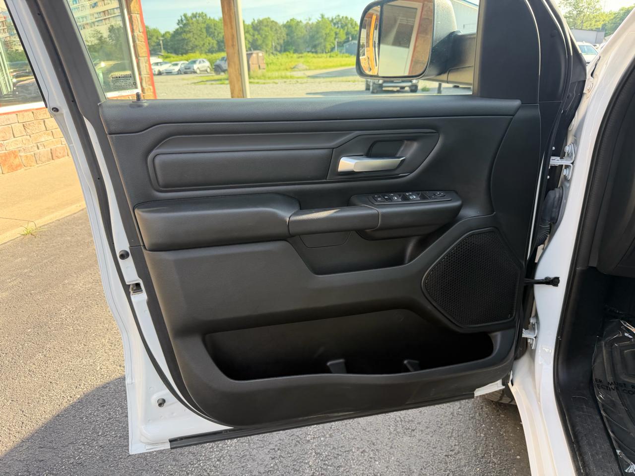 RAM 1500 4WD Crew Cab 140.5" Tradesman 2022