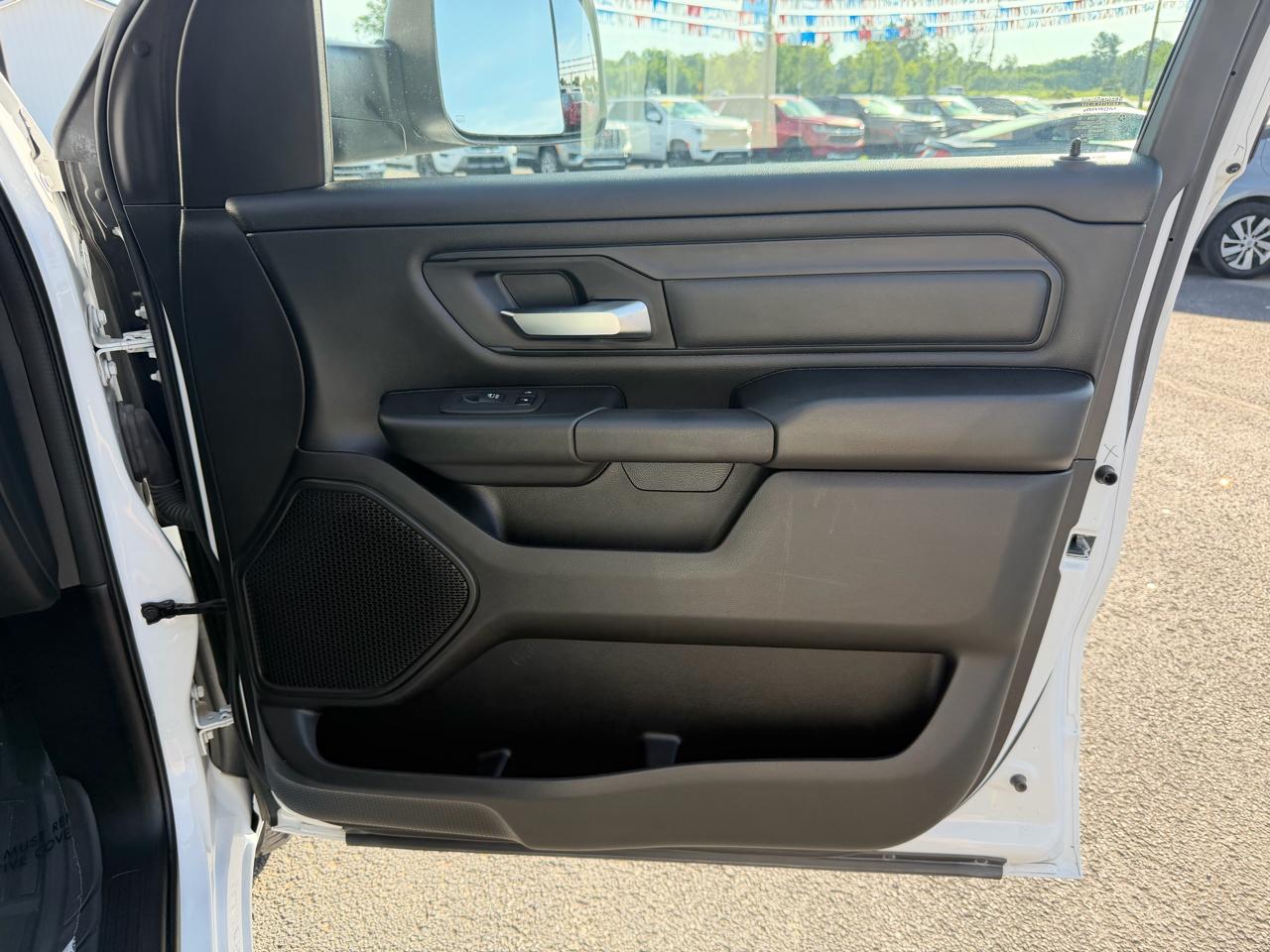 RAM 1500 4WD Crew Cab 140.5" Tradesman 2022