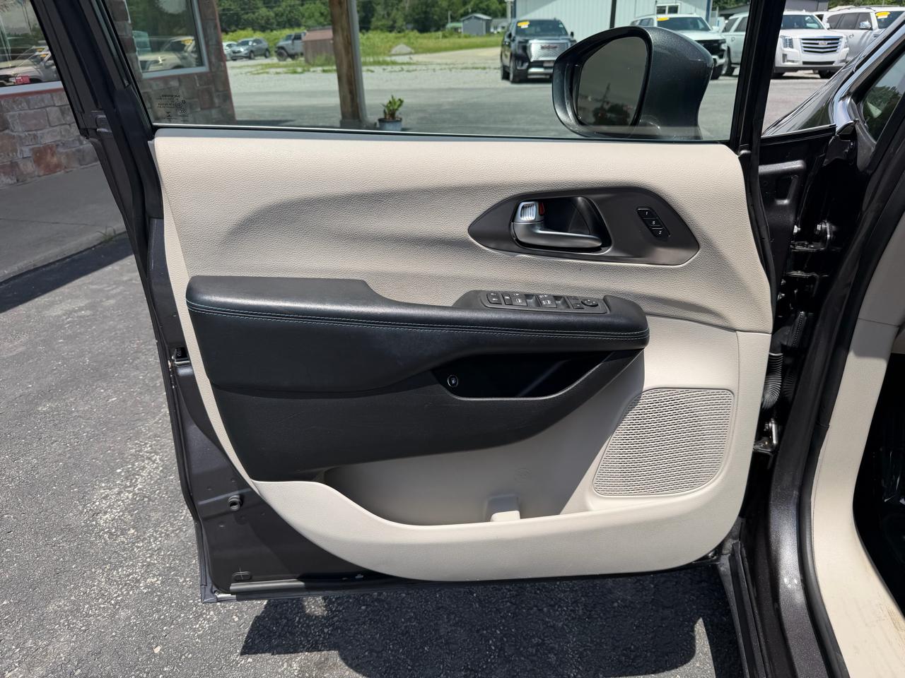 Chrysler Pacifica Hybrid Touring L FWD 2021